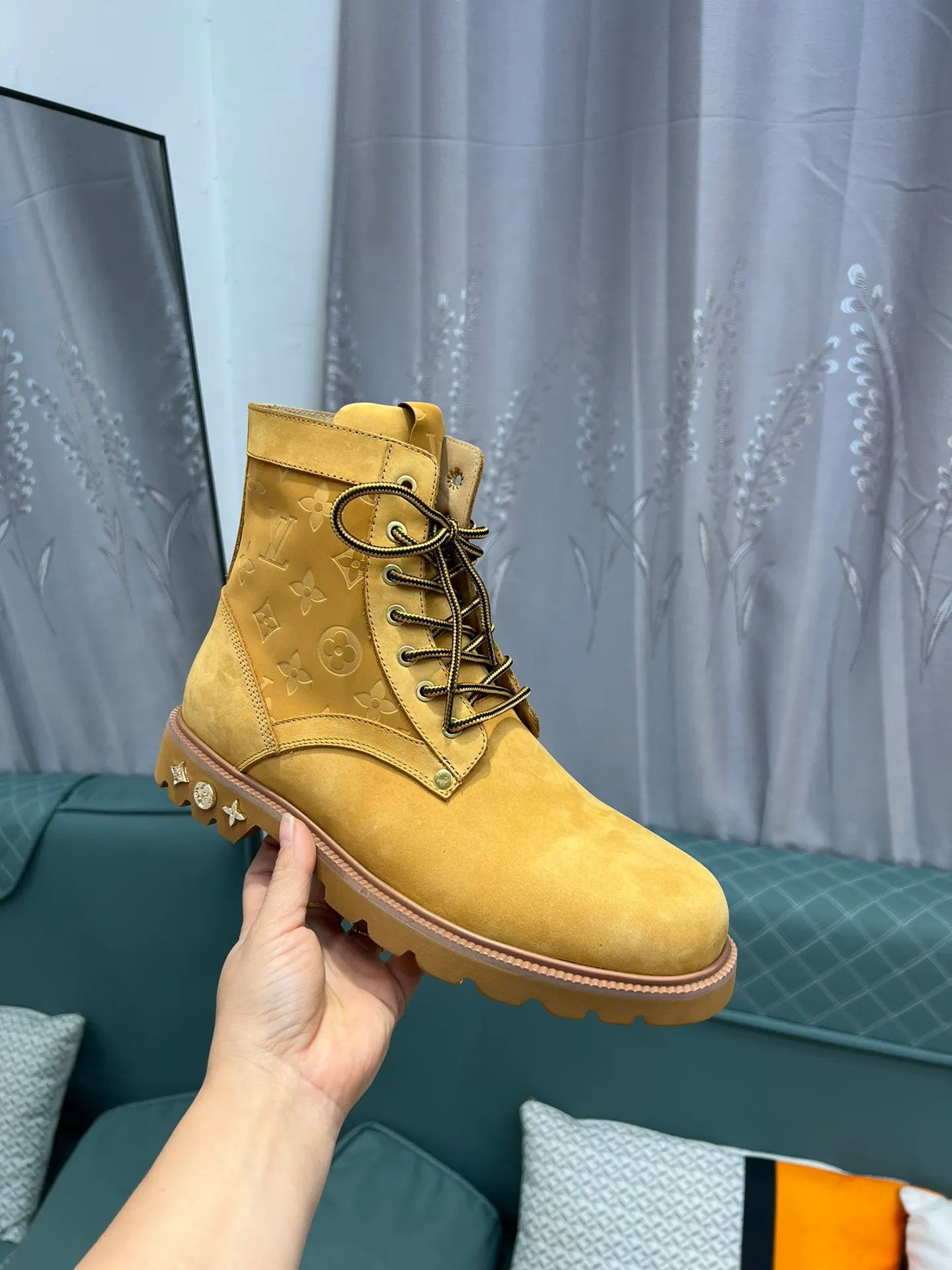 Men's shoes 💰920 L Home - the latest LV men's business casual boots, luxury and nobility are a must. They are all made of imported original first-layer cowhide, just to create a more comfortable wearing experience. ➕Top imported water-dyed full cow lining, original high wear-resistant outsole! 👏👏 Size: Male 39-44; (38 45 46 customized)